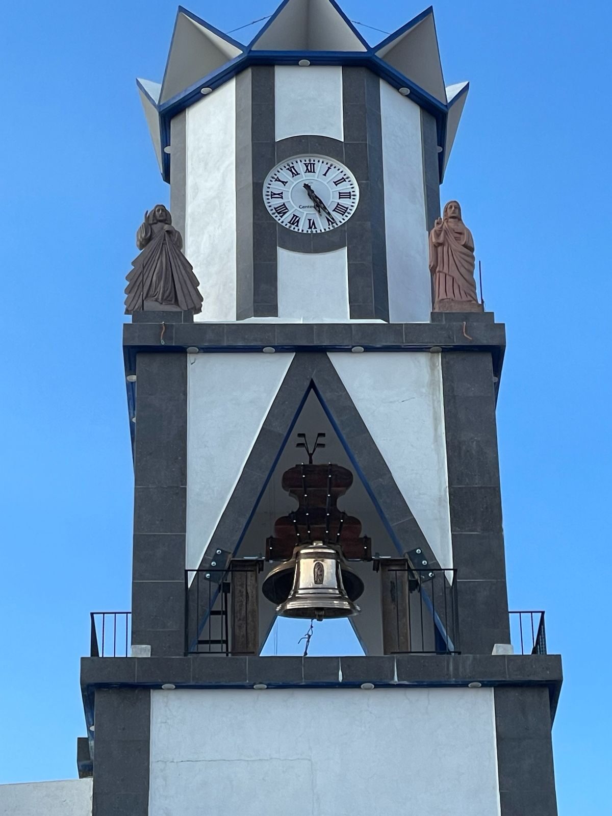 Campana instalada en torre de iglesia — CampanArte